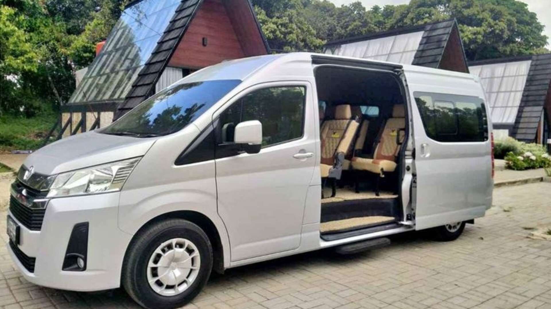 Nikmati perjalanan yang nyaman dengan sewa hiace malang dari Karzana Trans